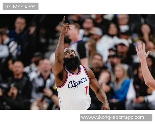 哈登训练后坚持加练超一小时展现职业精神与拼搏态度