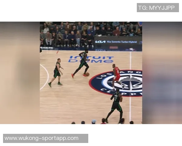 杰伦布朗三节狂砍30分5篮板助力球队进攻势头强劲